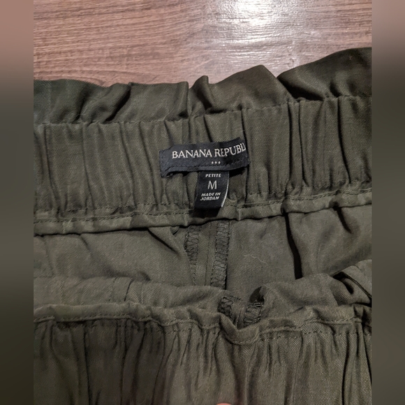 Banana Republic  - Lyocell Flyweight Jogger Paper Bag Pants - Med Petite (Olive) - Picture 9 of 12